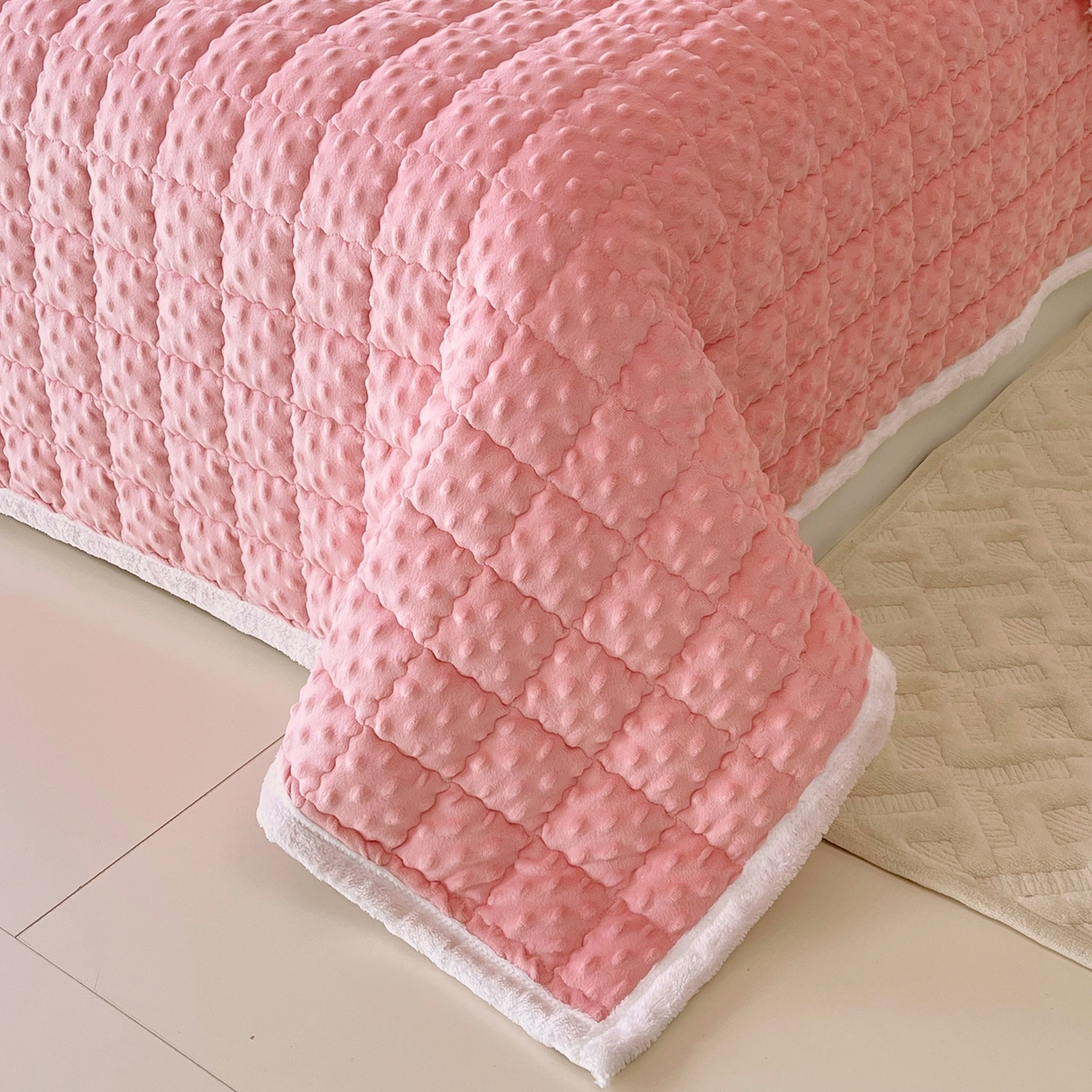 91家纺网 家纺一手货源 找家纺 金鑫汇家纺 2025秋冬纯色豆豆绒床褥垫系列-加大床 加大床豆豆绒床褥垫粉色