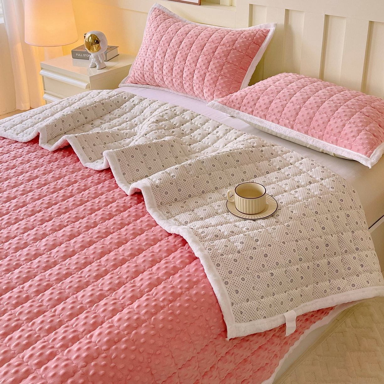 91家纺网 家纺一手货源 找家纺 金鑫汇家纺 2025秋冬纯色豆豆绒床褥垫系列-加大床 加大床豆豆绒床褥垫粉色