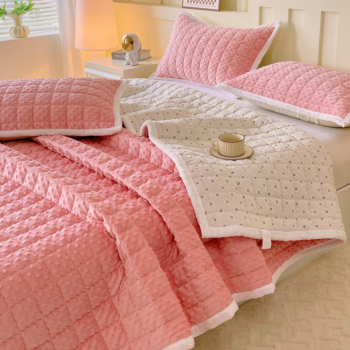 91家纺网 家纺一手货源 找家纺 金鑫汇家纺 2025秋冬纯色豆豆绒床褥垫系列-加大床 加大床豆豆绒床褥垫粉色