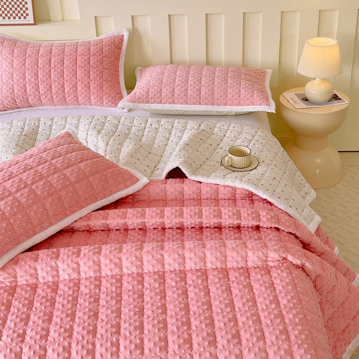 91家纺网 家纺一手货源 找家纺 金鑫汇家纺 2025秋冬纯色豆豆绒床褥垫系列-加大床 加大床豆豆绒床褥垫粉色