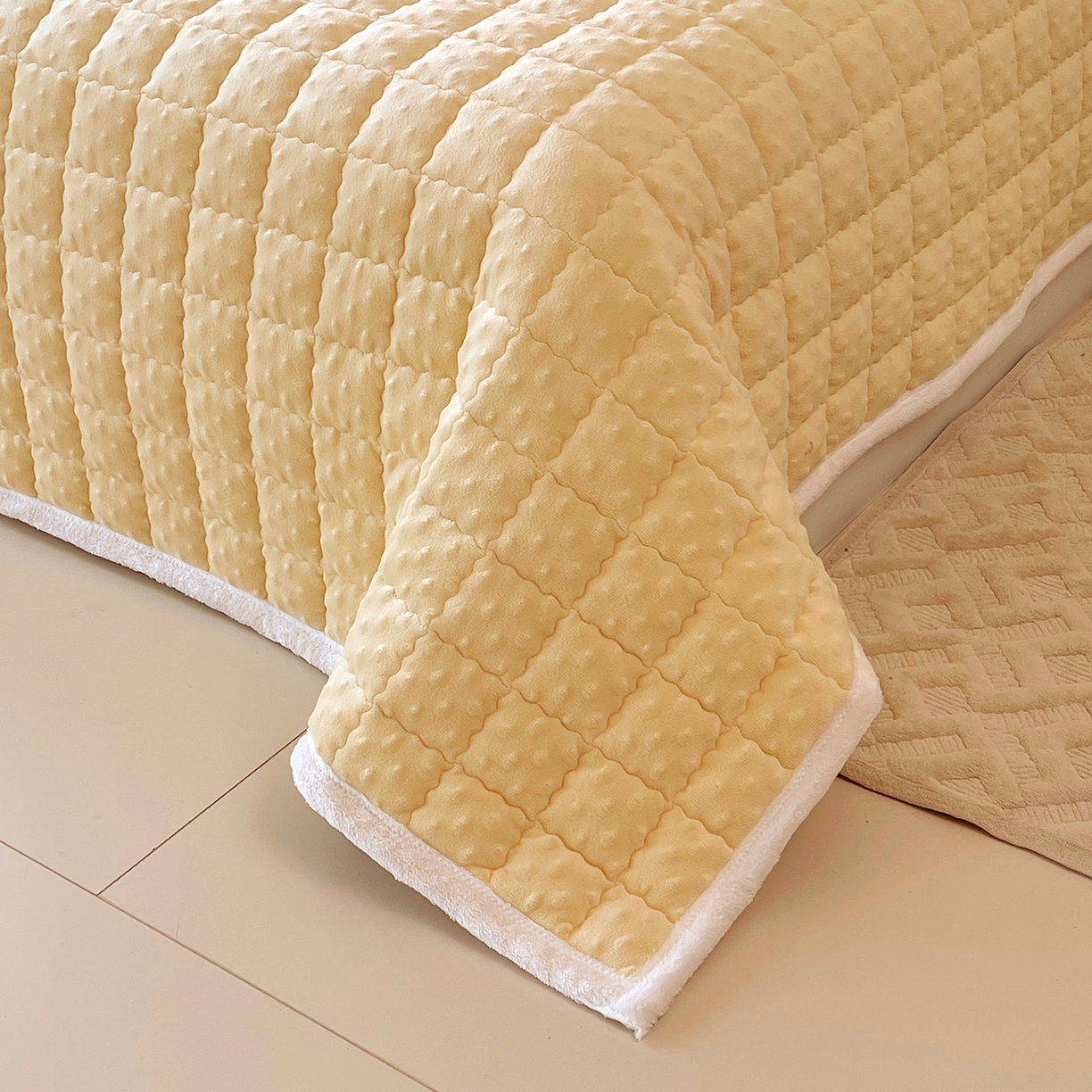 91家纺网 家纺一手货源 找家纺 金鑫汇家纺 2025秋冬纯色豆豆绒床褥垫系列-加大床 加大床豆豆绒床褥垫黄色