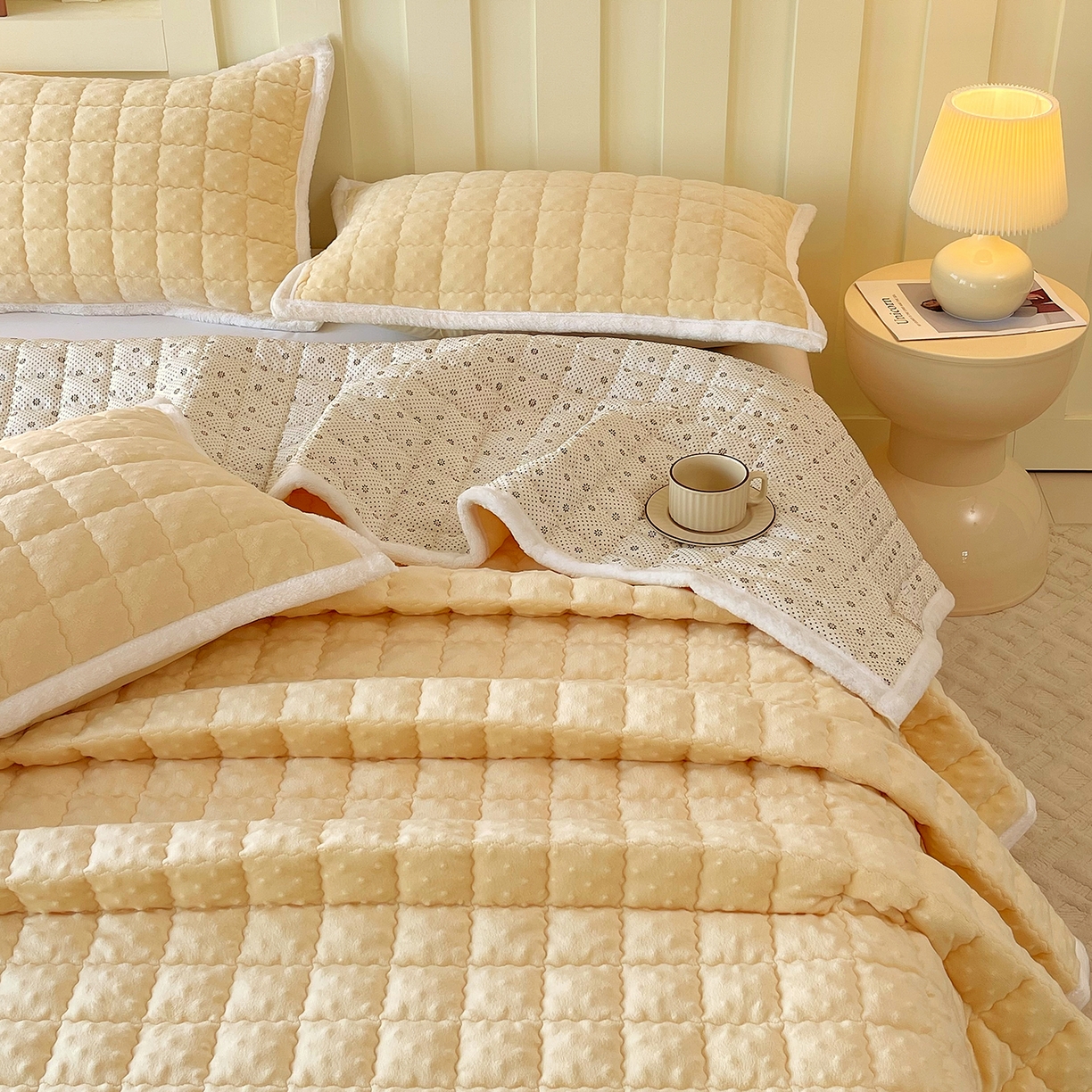 91家纺网 家纺一手货源 找家纺 金鑫汇家纺 2025秋冬纯色豆豆绒床褥垫系列-加大床 加大床豆豆绒床褥垫黄色