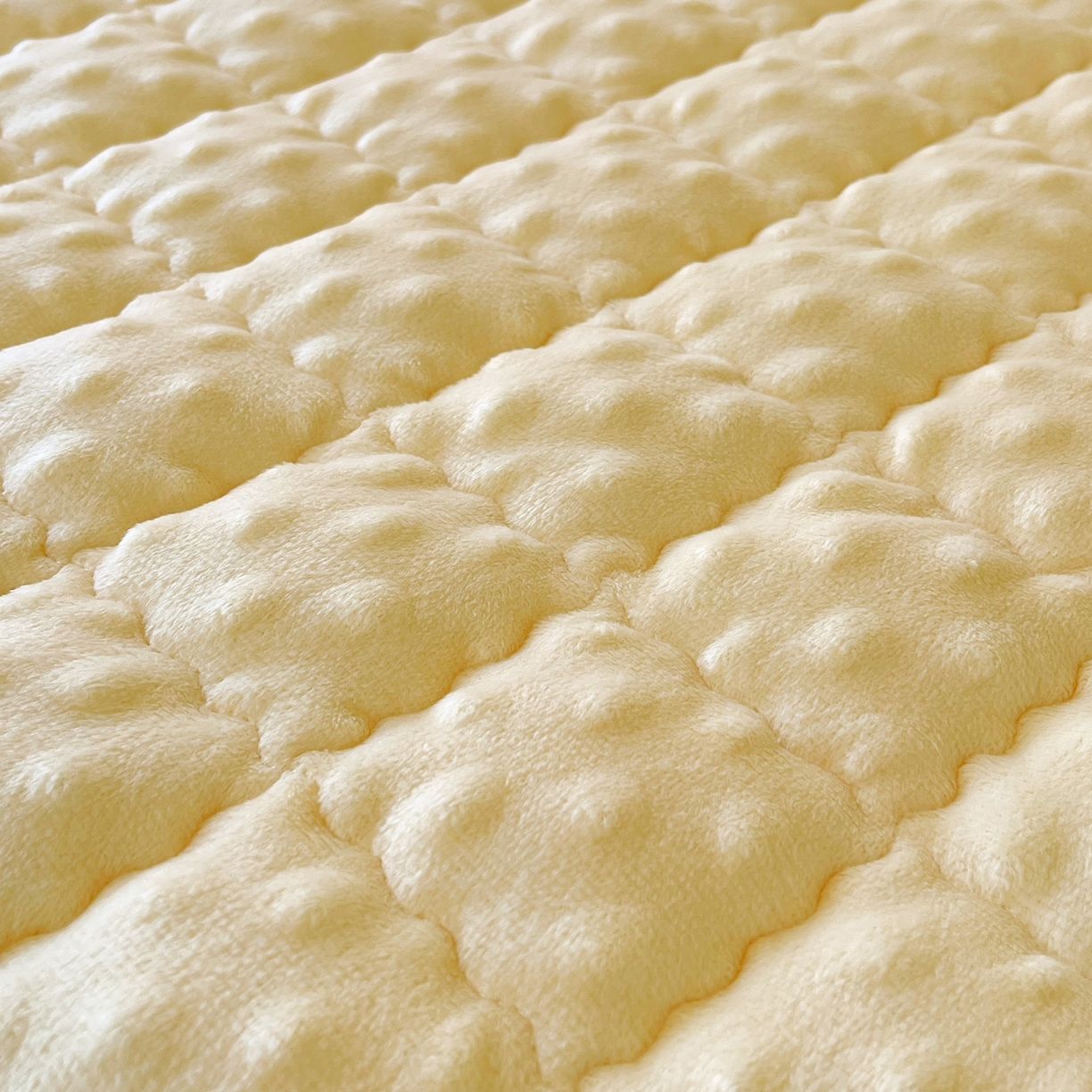 91家纺网 家纺一手货源 找家纺 金鑫汇家纺 2025秋冬纯色豆豆绒床褥垫系列-加大床 加大床豆豆绒床褥垫黄色