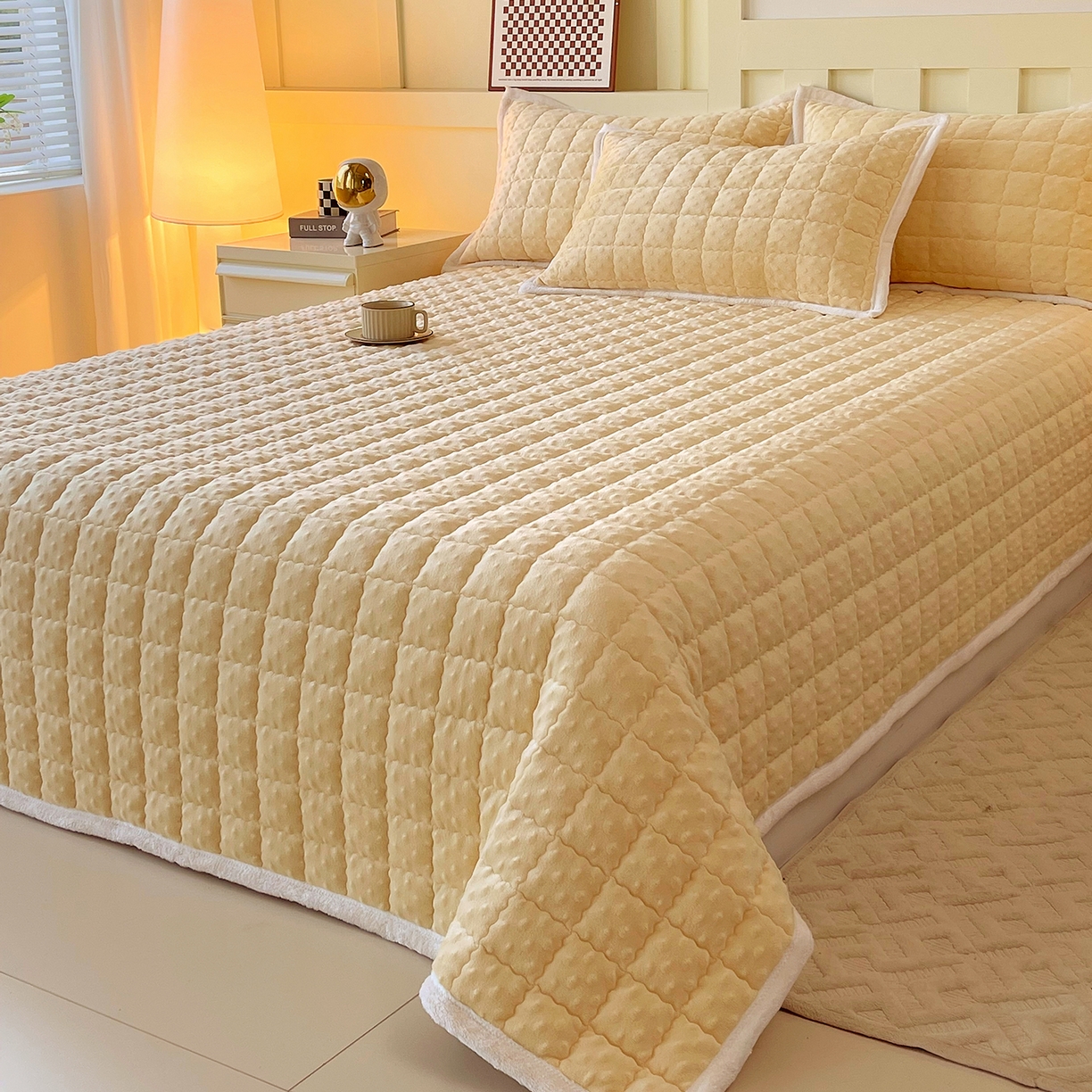 91家纺网 家纺一手货源 找家纺 金鑫汇家纺 2025秋冬纯色豆豆绒床褥垫系列-加大床 加大床豆豆绒床褥垫黄色