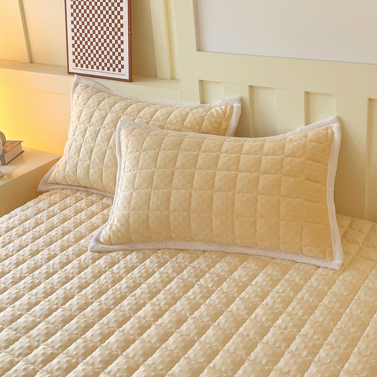 91家纺网 家纺一手货源 找家纺 金鑫汇家纺 2025秋冬纯色豆豆绒床褥垫系列-加大床 加大床豆豆绒床褥垫黄色