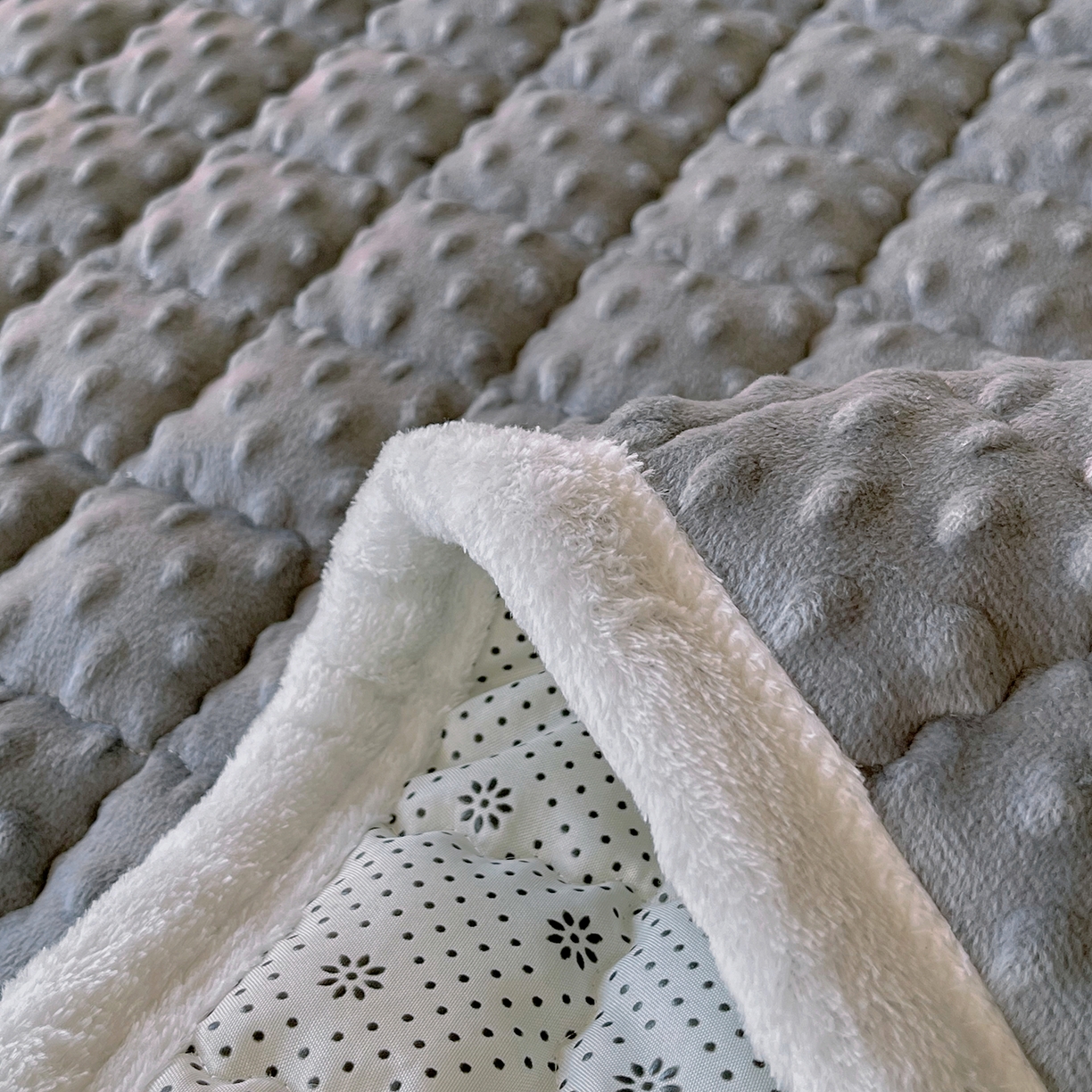 91家纺网 家纺一手货源 找家纺 金鑫汇家纺 2025秋冬纯色豆豆绒床褥垫系列-加大床 加大床豆豆绒床褥垫灰色