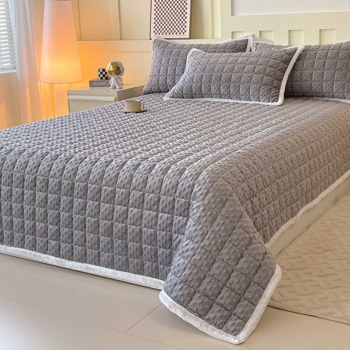 91家纺网 家纺一手货源 找家纺 金鑫汇家纺 2025秋冬纯色豆豆绒床褥垫系列-加大床 加大床豆豆绒床褥垫灰色