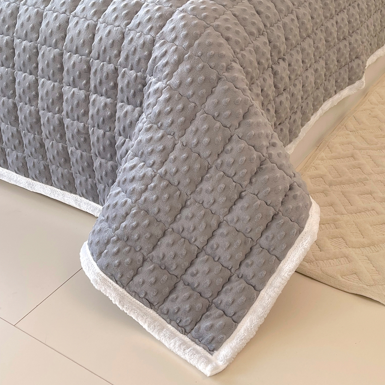 91家纺网 家纺一手货源 找家纺 金鑫汇家纺 2025秋冬纯色豆豆绒床褥垫系列-加大床 加大床豆豆绒床褥垫灰色