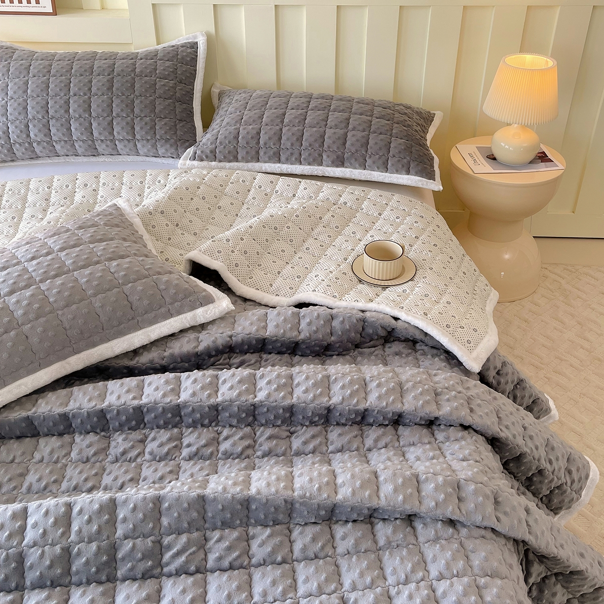 91家纺网 家纺一手货源 找家纺 金鑫汇家纺 2025秋冬纯色豆豆绒床褥垫系列-加大床 加大床豆豆绒床褥垫灰色