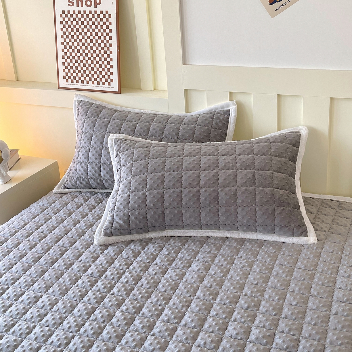 91家纺网 家纺一手货源 找家纺 金鑫汇家纺 2025秋冬纯色豆豆绒床褥垫系列-加大床 加大床豆豆绒床褥垫灰色