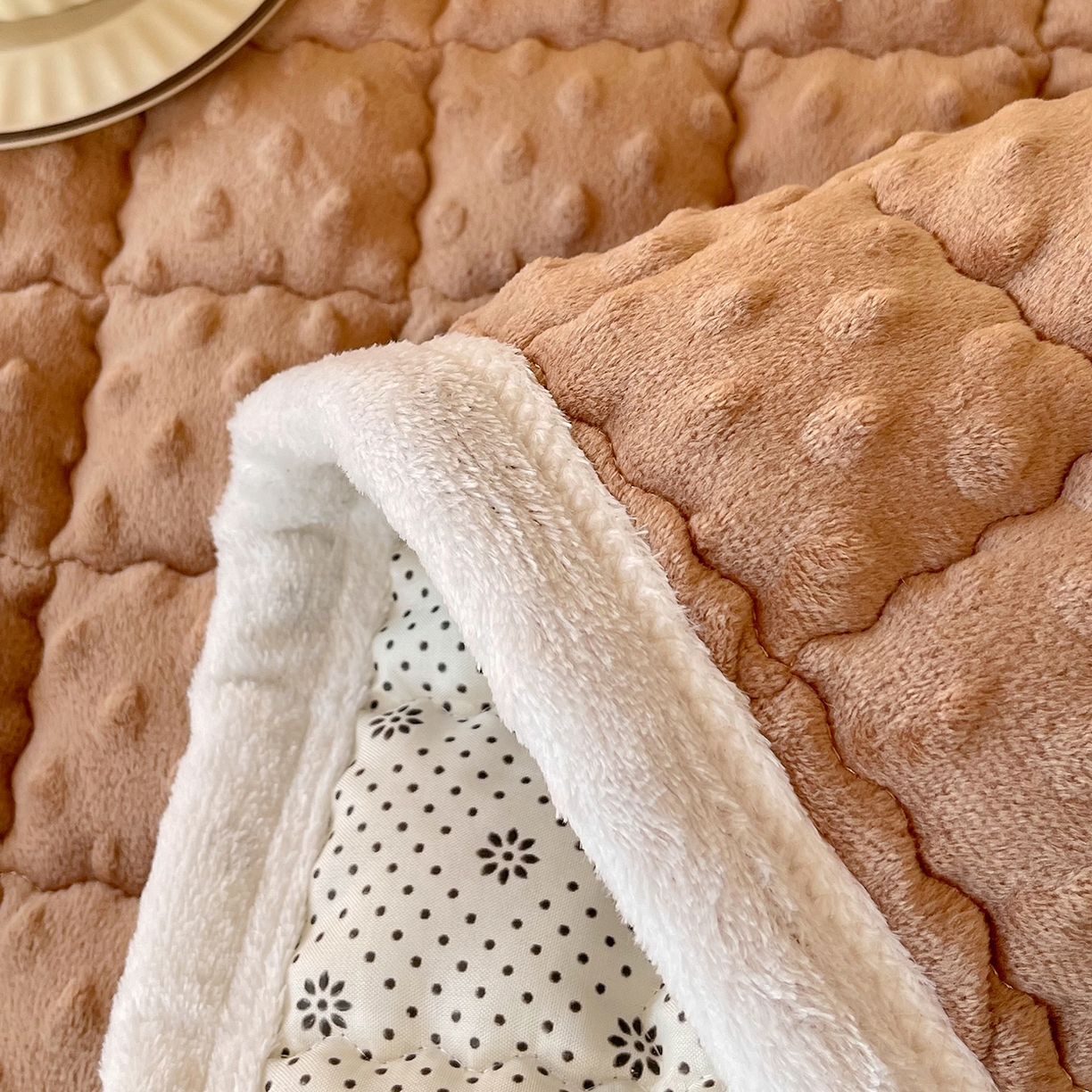 91家纺网 家纺一手货源 找家纺 金鑫汇家纺 2025秋冬纯色豆豆绒床褥垫系列-加大床 加大床豆豆绒床褥垫咖色