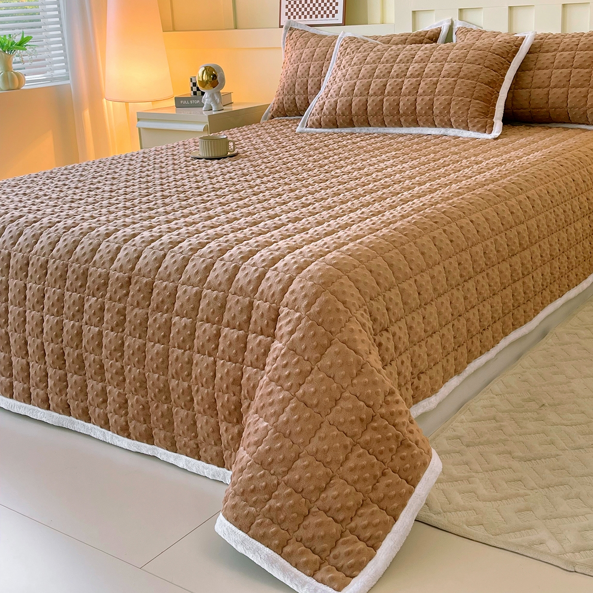 91家纺网 家纺一手货源 找家纺 金鑫汇家纺 2025秋冬纯色豆豆绒床褥垫系列-加大床 加大床豆豆绒床褥垫咖色