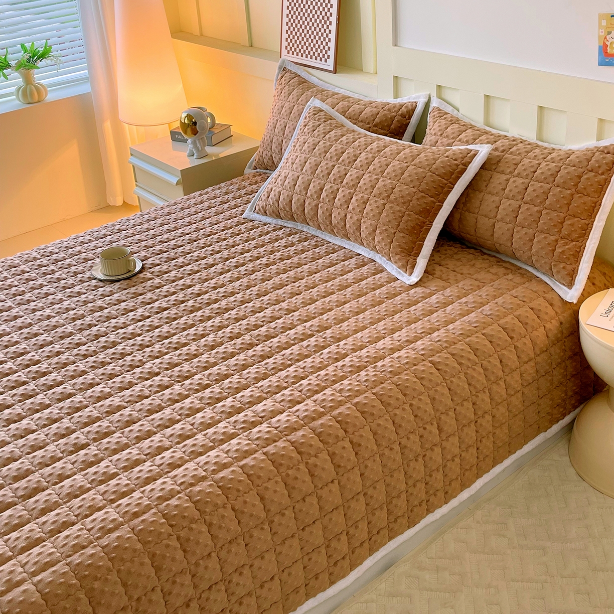 91家纺网 家纺一手货源 找家纺 金鑫汇家纺 2025秋冬纯色豆豆绒床褥垫系列-加大床 加大床豆豆绒床褥垫咖色