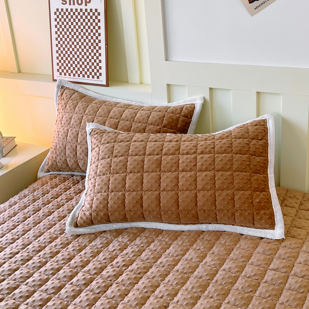 91家纺网 家纺一手货源 找家纺 金鑫汇家纺 2025秋冬纯色豆豆绒床褥垫系列-加大床 加大床豆豆绒床褥垫咖色