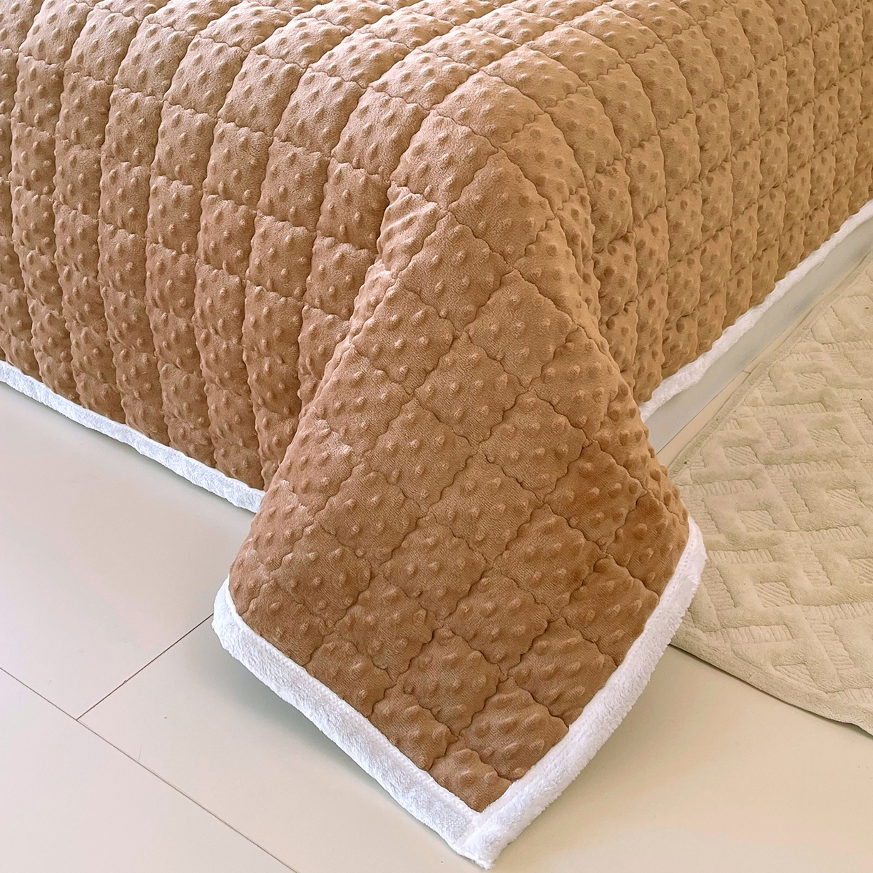 91家纺网 家纺一手货源 找家纺 金鑫汇家纺 2025秋冬纯色豆豆绒床褥垫系列-加大床 加大床豆豆绒床褥垫咖色