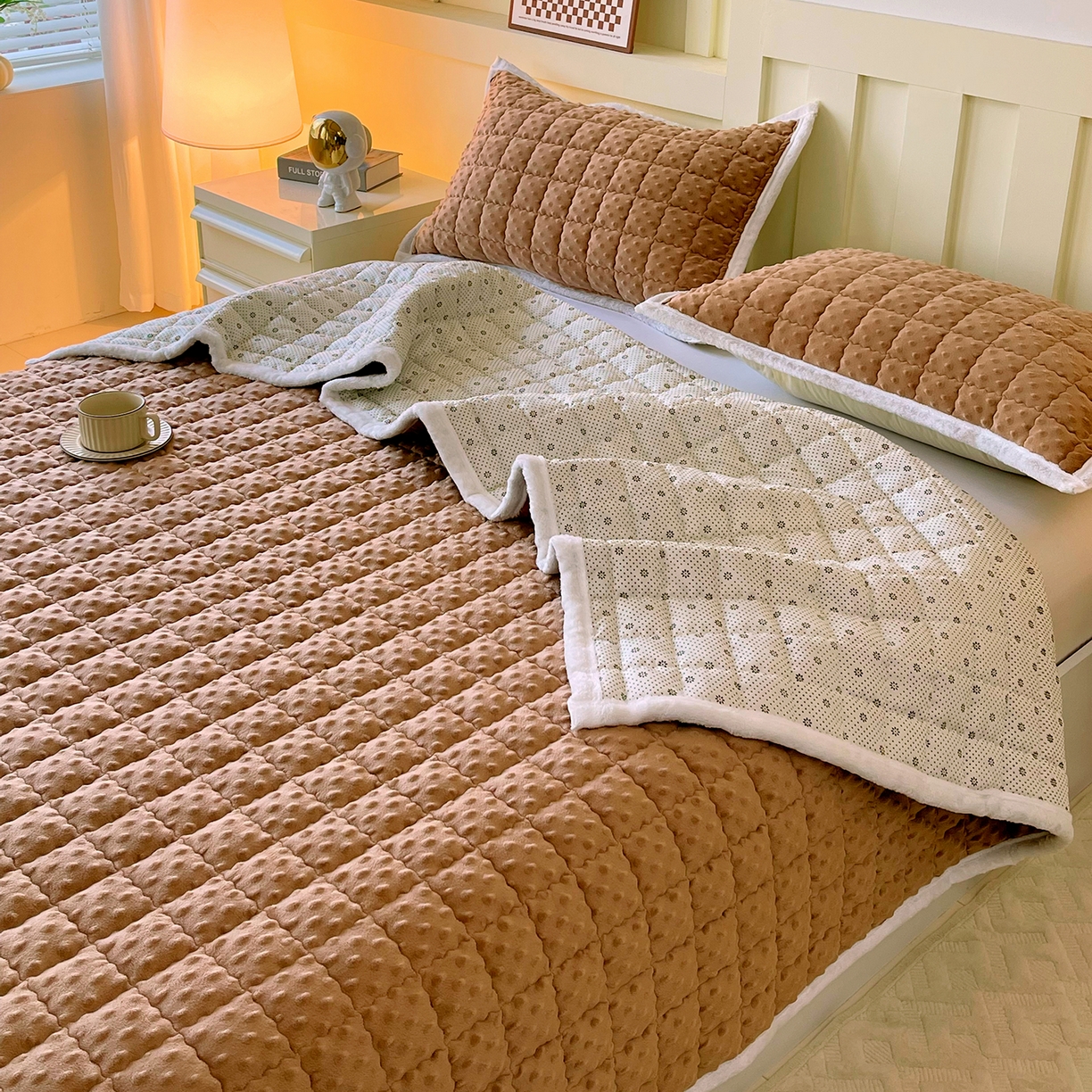 91家纺网 家纺一手货源 找家纺 金鑫汇家纺 2025秋冬纯色豆豆绒床褥垫系列-加大床 加大床豆豆绒床褥垫咖色