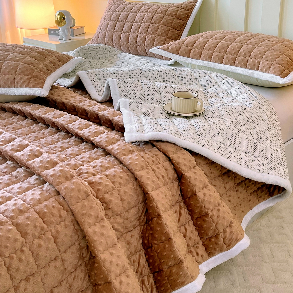 91家纺网 家纺一手货源 找家纺 金鑫汇家纺 2025秋冬纯色豆豆绒床褥垫系列-加大床 加大床豆豆绒床褥垫咖色