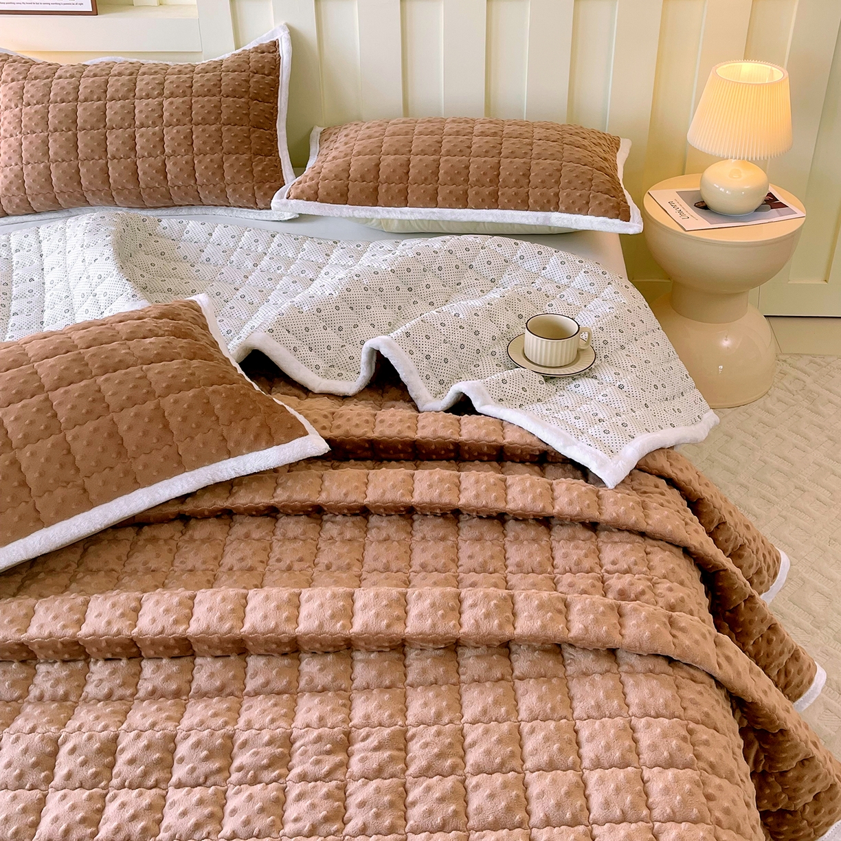 91家纺网 家纺一手货源 找家纺 金鑫汇家纺 2025秋冬纯色豆豆绒床褥垫系列-加大床 加大床豆豆绒床褥垫咖色