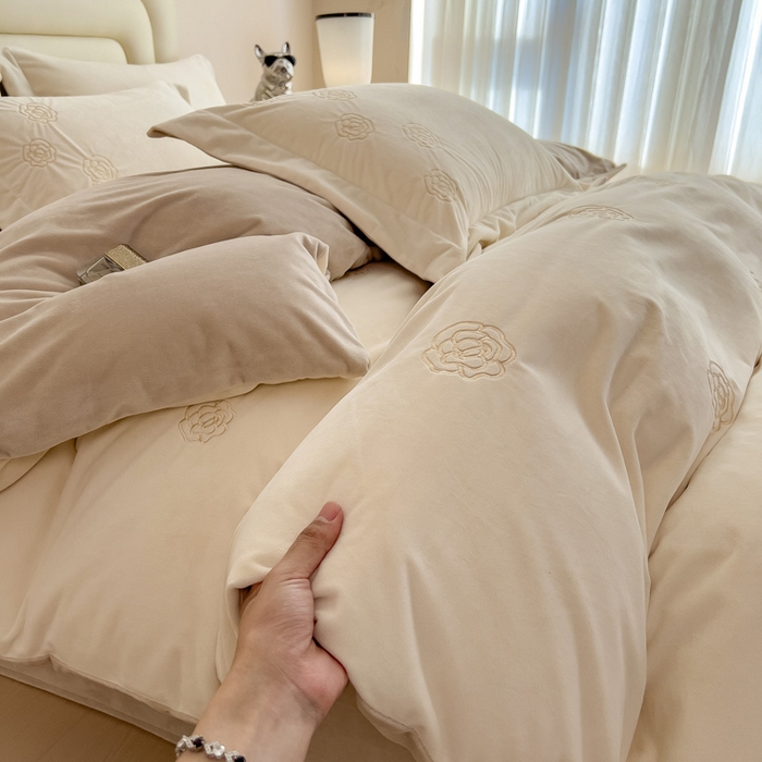 91家纺网 家纺一手货源 找家纺 （总）席世家 2025新款A类全工艺230克婴儿绒绣花四件套-邂逅浪漫