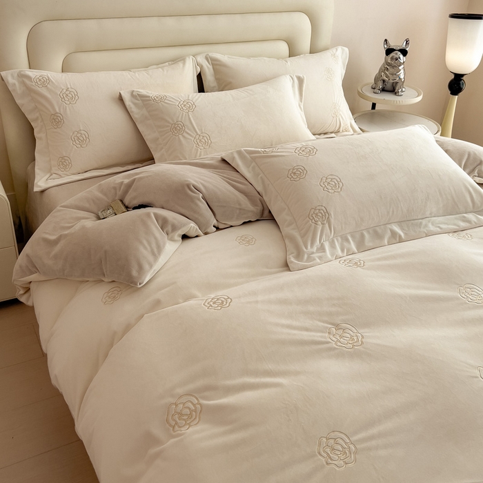 91家纺网 家纺一手货源 找家纺 （总）席世家 2025新款A类全工艺230克婴儿绒绣花四件套-邂逅浪漫