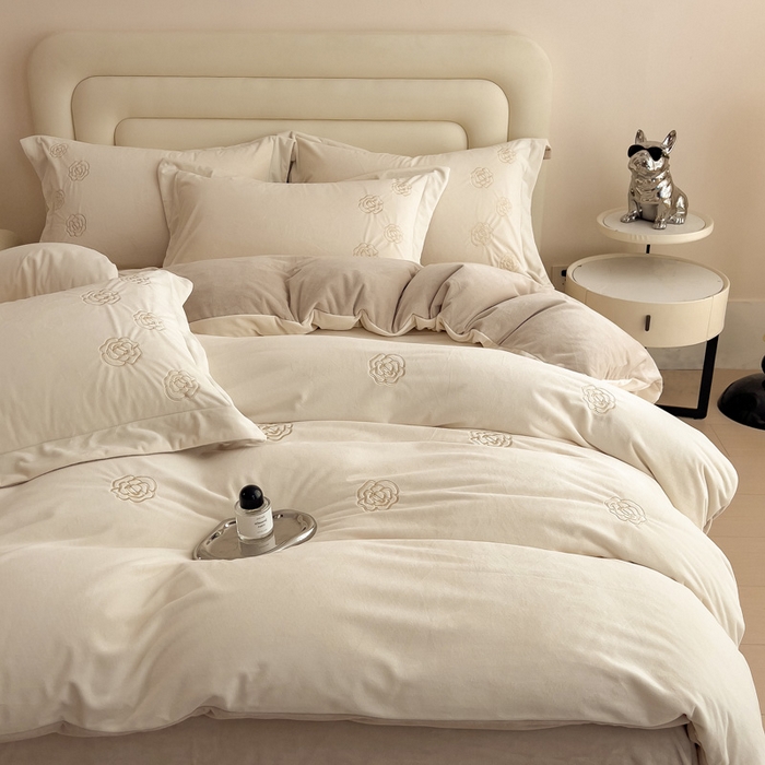 91家纺网 家纺一手货源 找家纺 （总）席世家 2025新款A类全工艺230克婴儿绒绣花四件套-邂逅浪漫