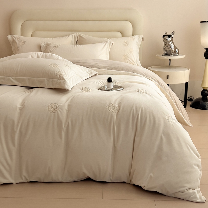 91家纺网 家纺一手货源 找家纺 （总）席世家 2025新款A类全工艺230克婴儿绒绣花四件套-邂逅浪漫