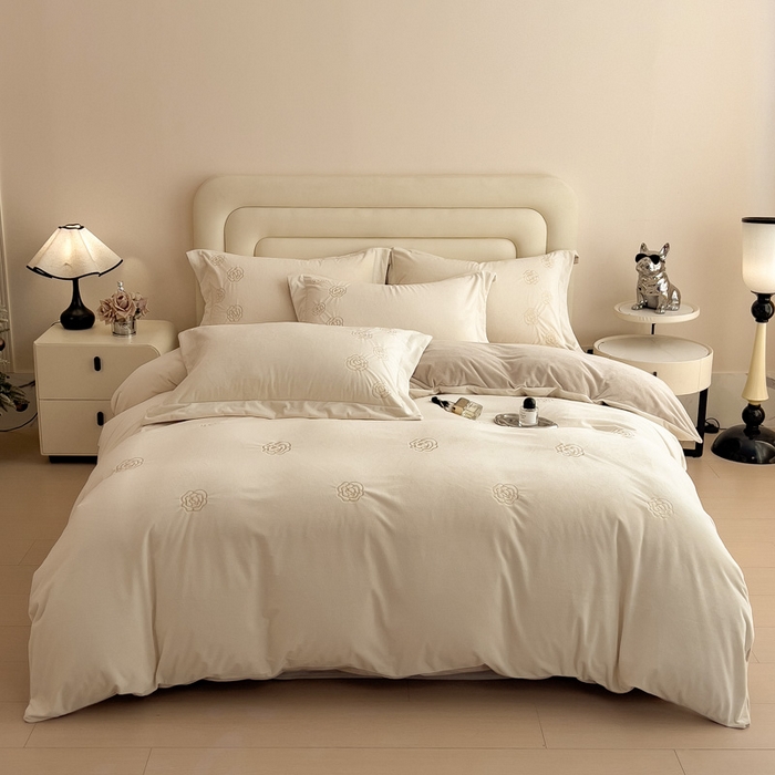 91家纺网 家纺一手货源 找家纺 （总）席世家 2025新款A类全工艺230克婴儿绒绣花四件套-邂逅浪漫