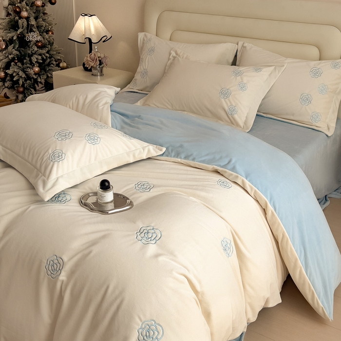 91家纺网 家纺一手货源 找家纺 （总）席世家 2025新款A类全工艺230克婴儿绒绣花四件套-邂逅浪漫