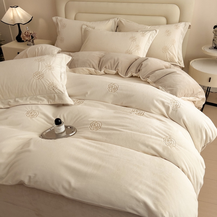 91家纺网 家纺一手货源 找家纺 席世家 2025新款A类全工艺230克婴儿绒绣花四件套-邂逅浪漫 邂逅浪漫-奶咖