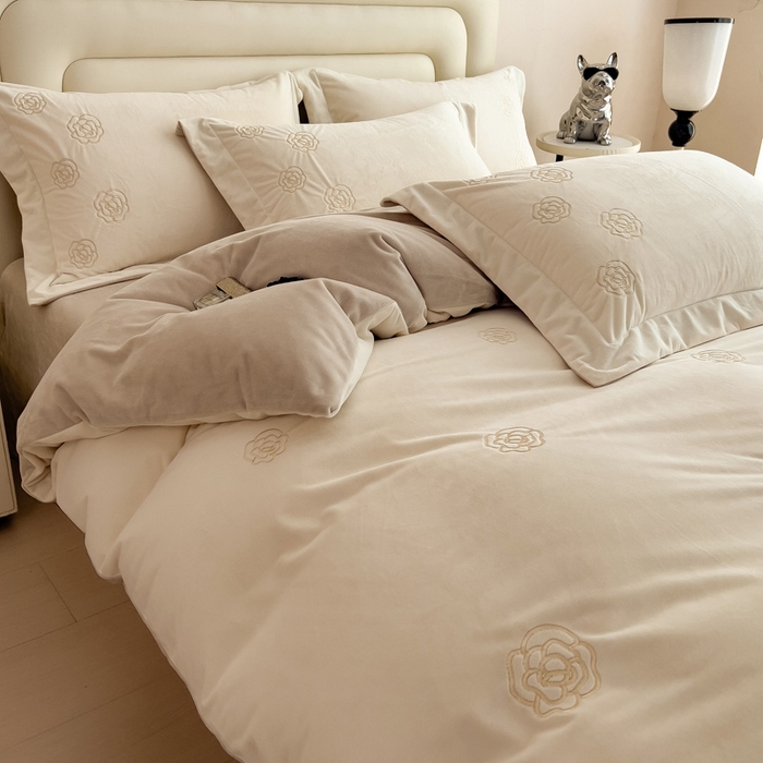 91家纺网 家纺一手货源 找家纺 席世家 2025新款A类全工艺230克婴儿绒绣花四件套-邂逅浪漫 邂逅浪漫-奶咖