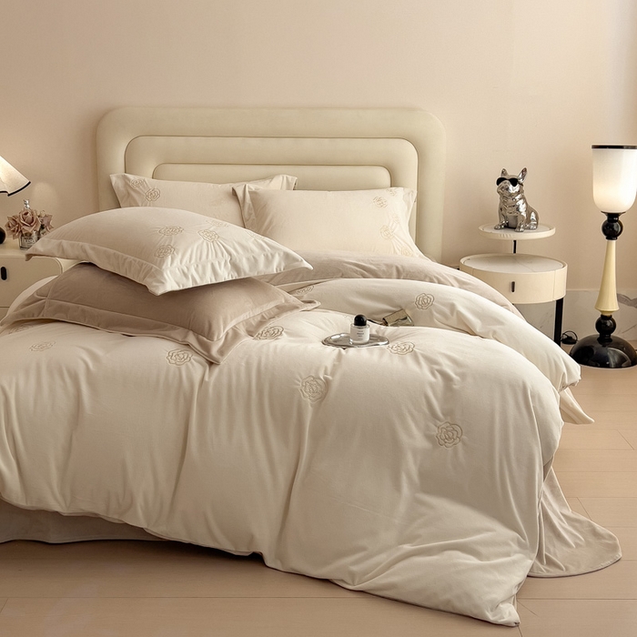 91家纺网 家纺一手货源 找家纺 席世家 2025新款A类全工艺230克婴儿绒绣花四件套-邂逅浪漫 邂逅浪漫-奶咖