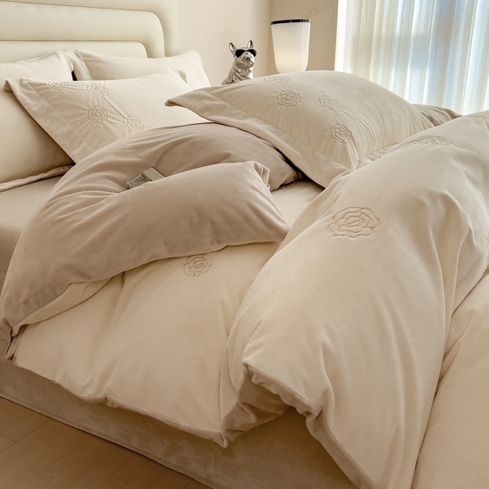 91家纺网 家纺一手货源 找家纺 席世家 2025新款A类全工艺230克婴儿绒绣花四件套-邂逅浪漫 邂逅浪漫-奶咖