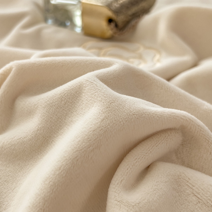 91家纺网 家纺一手货源 找家纺 席世家 2025新款A类全工艺230克婴儿绒绣花四件套-邂逅浪漫 邂逅浪漫-奶咖