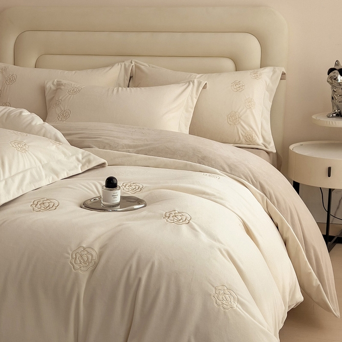 91家纺网 家纺一手货源 找家纺 席世家 2025新款A类全工艺230克婴儿绒绣花四件套-邂逅浪漫 邂逅浪漫-奶咖