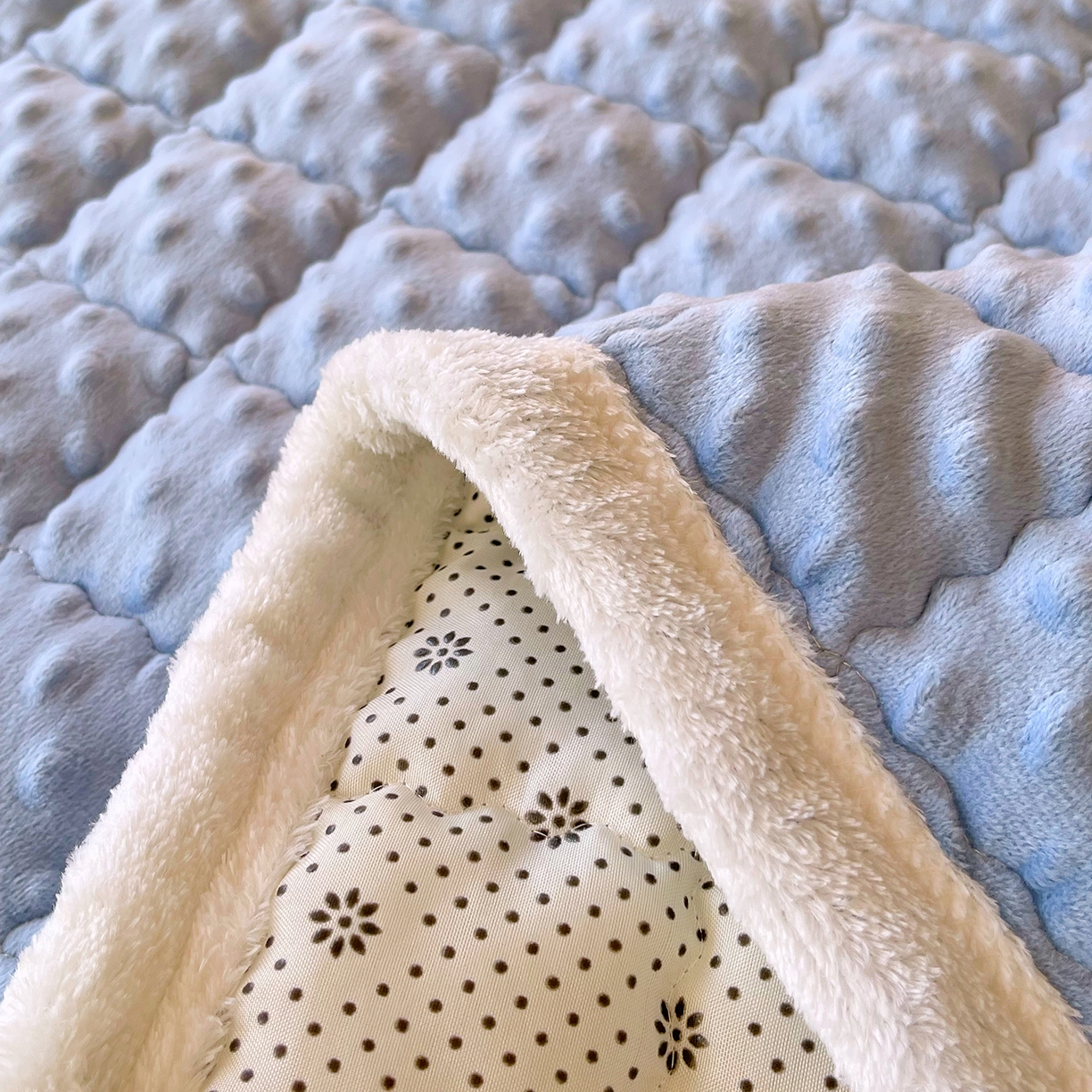 91家纺网 家纺一手货源 找家纺 金鑫汇家纺 2025秋冬纯色豆豆绒床褥垫系列-加大床 加大床豆豆绒床褥垫蓝色