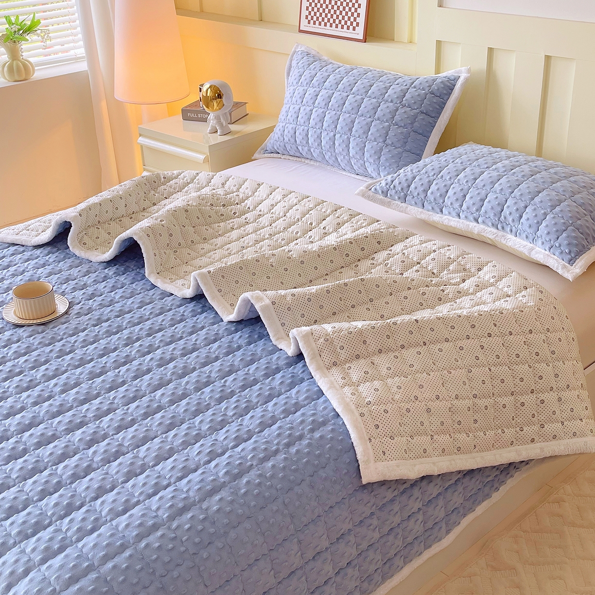 91家纺网 家纺一手货源 找家纺 金鑫汇家纺 2025秋冬纯色豆豆绒床褥垫系列-加大床 加大床豆豆绒床褥垫蓝色