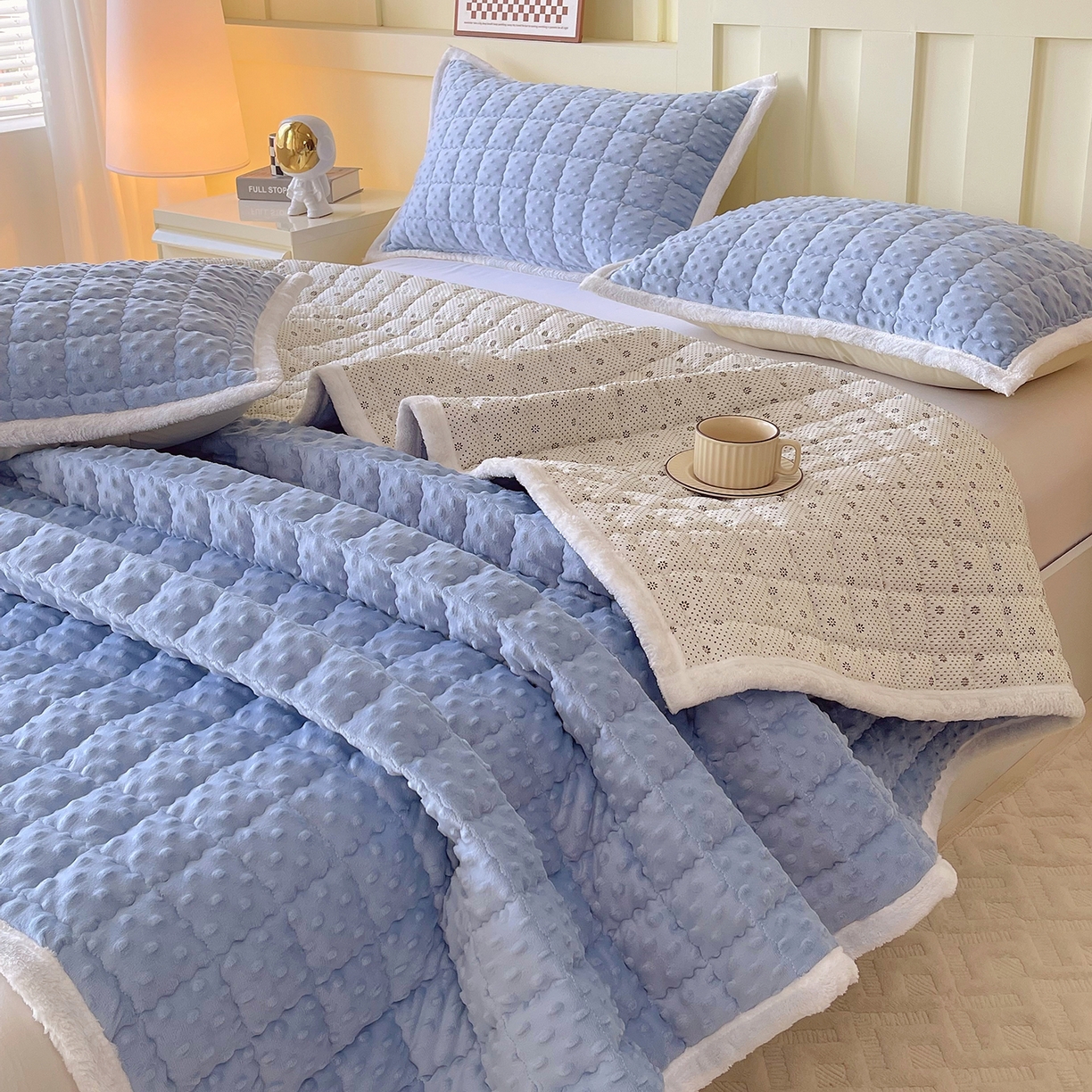 91家纺网 家纺一手货源 找家纺 金鑫汇家纺 2025秋冬纯色豆豆绒床褥垫系列-加大床 加大床豆豆绒床褥垫蓝色