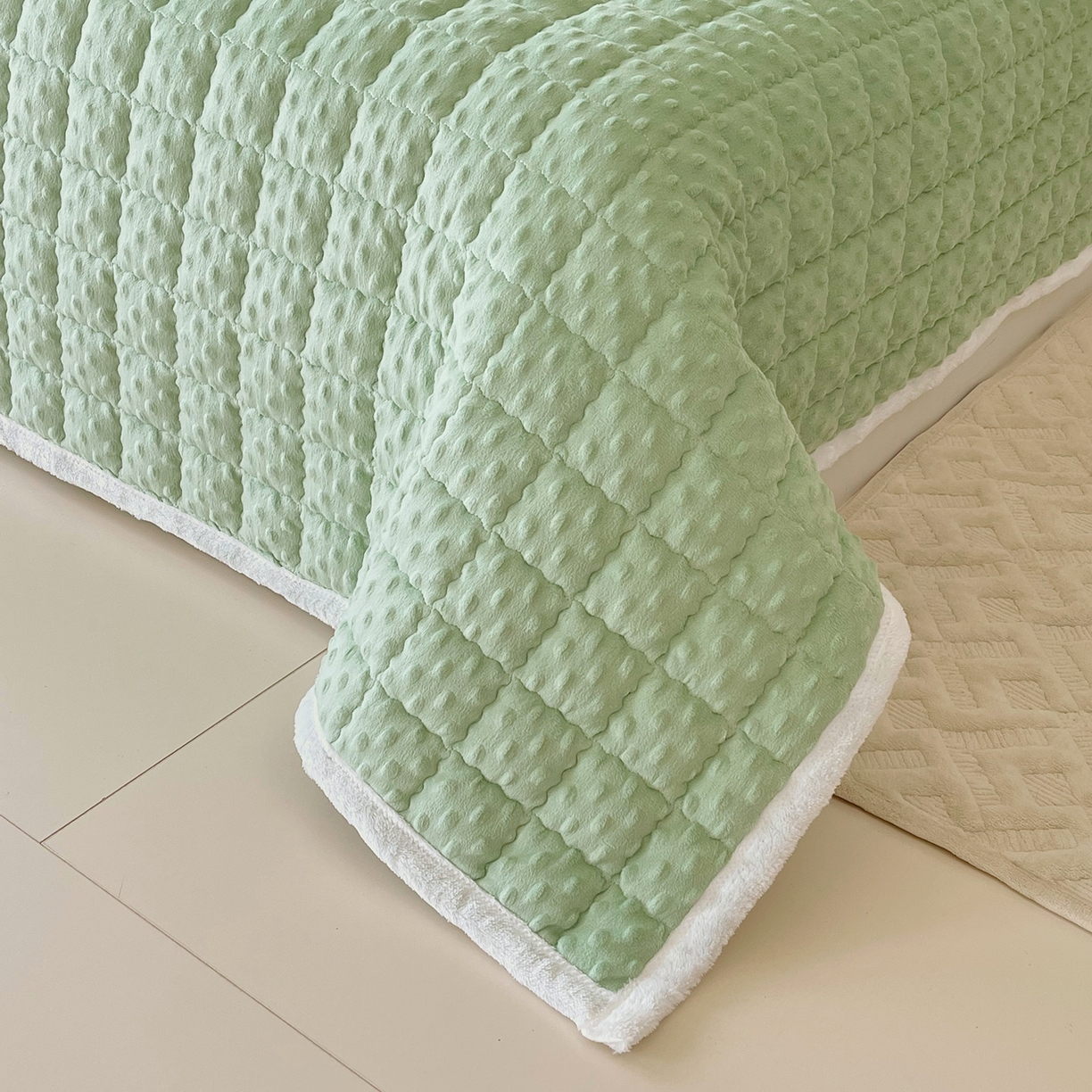 91家纺网 家纺一手货源 找家纺 金鑫汇家纺 2025秋冬纯色豆豆绒床褥垫系列-加大床 加大床豆豆绒床褥垫绿色