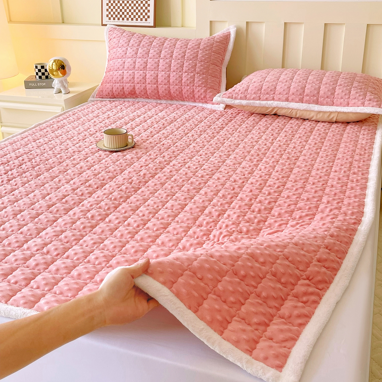 91家纺网 家纺一手货源 找家纺 （总）金鑫汇家纺 2025秋冬纯色豆豆绒床褥垫系列-成人床