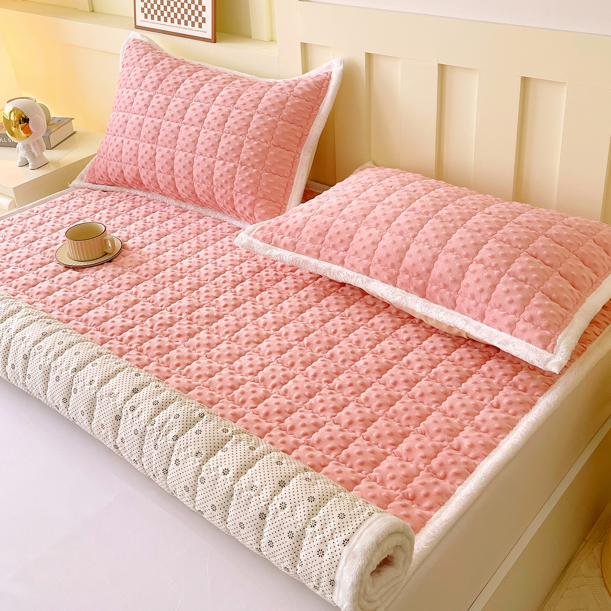 91家纺网 家纺一手货源 找家纺 （总）金鑫汇家纺 2025秋冬纯色豆豆绒床褥垫系列-成人床