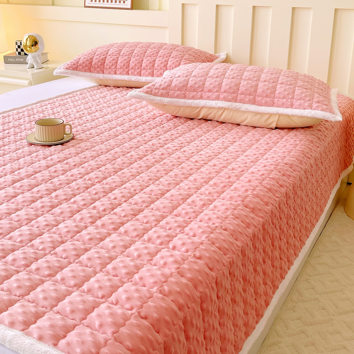 91家纺网 家纺一手货源 找家纺 （总）金鑫汇家纺 2025秋冬纯色豆豆绒床褥垫系列-成人床