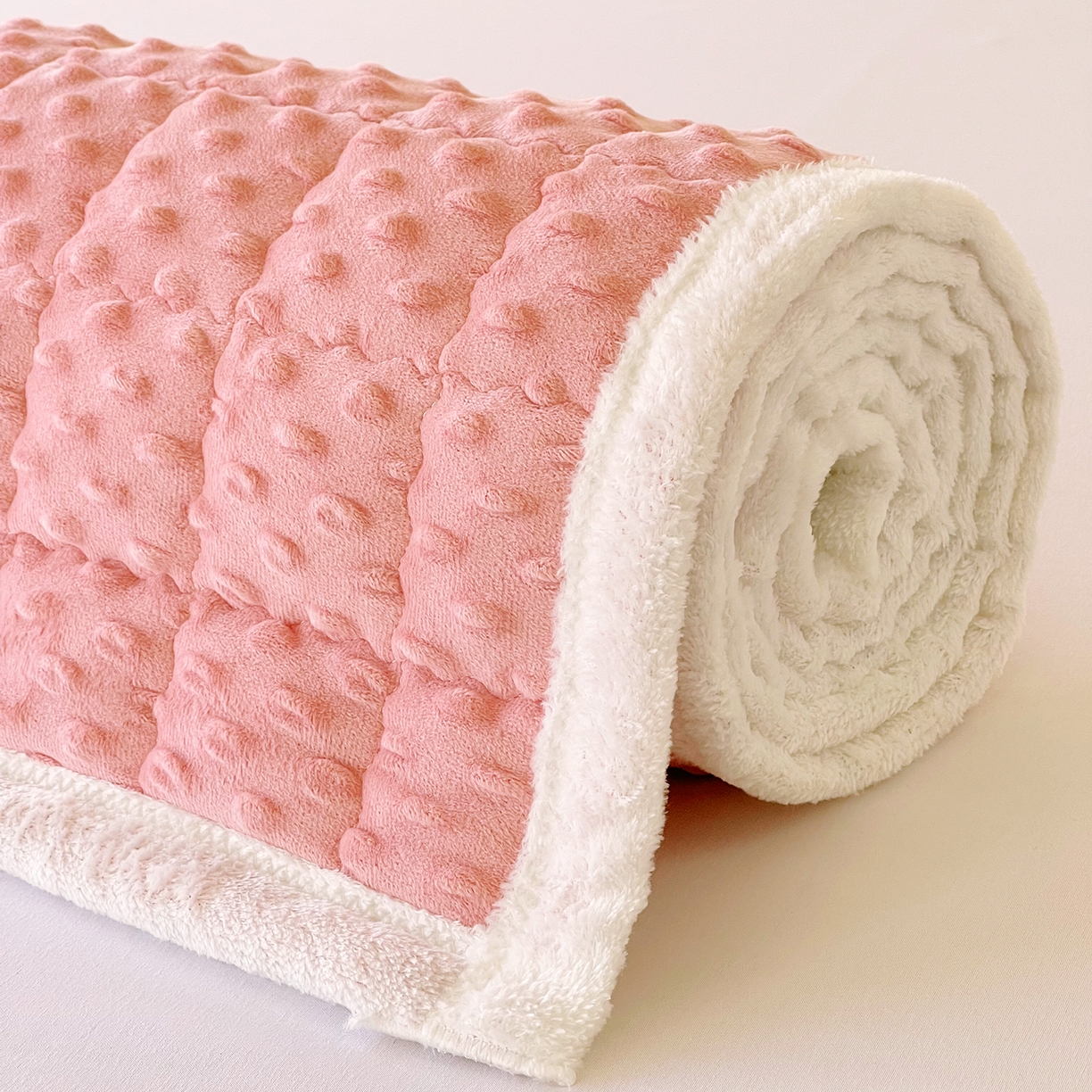 91家纺网 家纺一手货源 找家纺 （总）金鑫汇家纺 2025秋冬纯色豆豆绒床褥垫系列-成人床