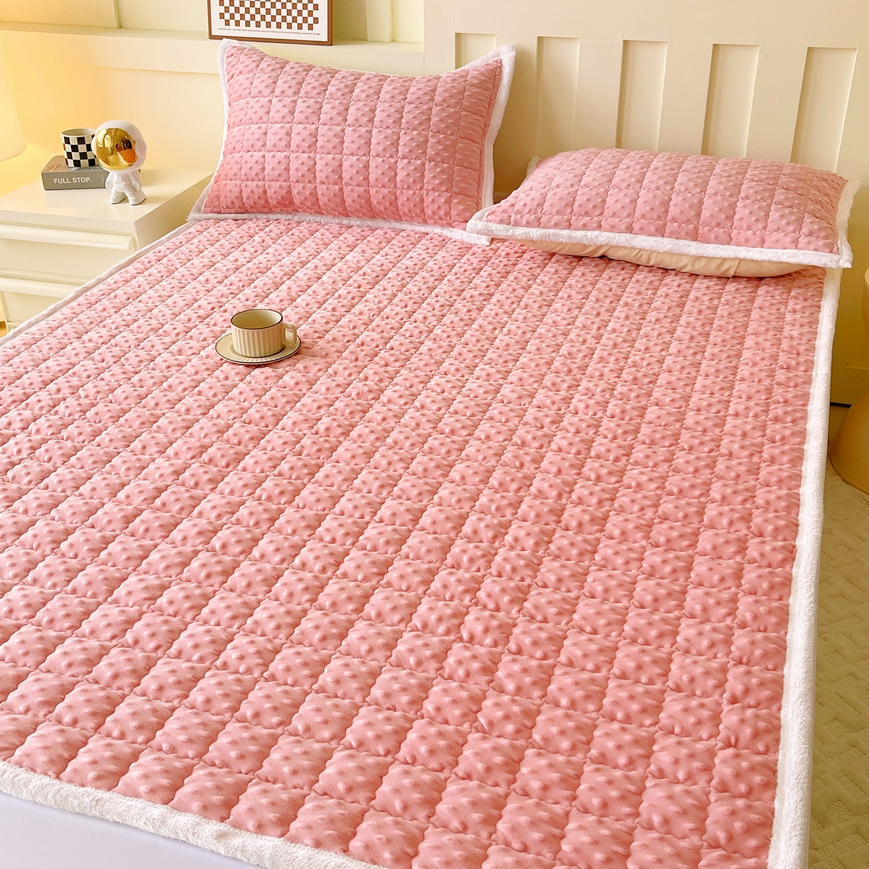 91家纺网 家纺一手货源 找家纺 金鑫汇家纺 2025秋冬纯色豆豆绒床褥垫系列-成人床 成人床豆豆绒床褥垫粉色