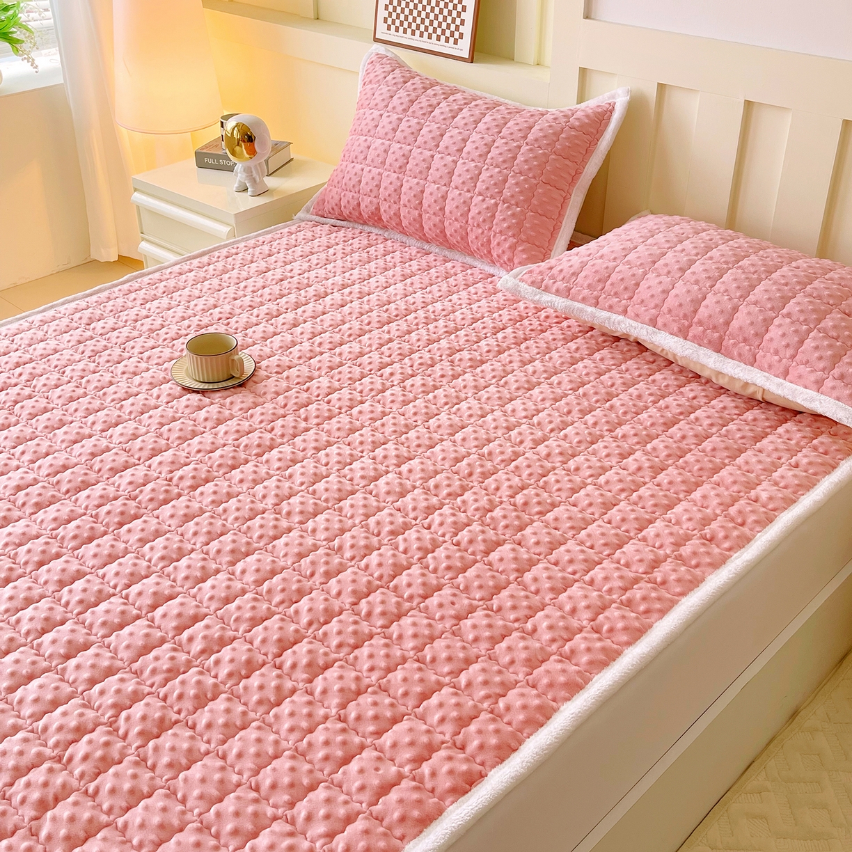 91家纺网 家纺一手货源 找家纺 金鑫汇家纺 2025秋冬纯色豆豆绒床褥垫系列-成人床 成人床豆豆绒床褥垫粉色