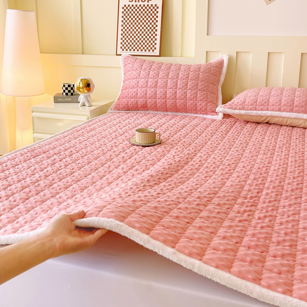 91家纺网 家纺一手货源 找家纺 金鑫汇家纺 2025秋冬纯色豆豆绒床褥垫系列-成人床 成人床豆豆绒床褥垫粉色