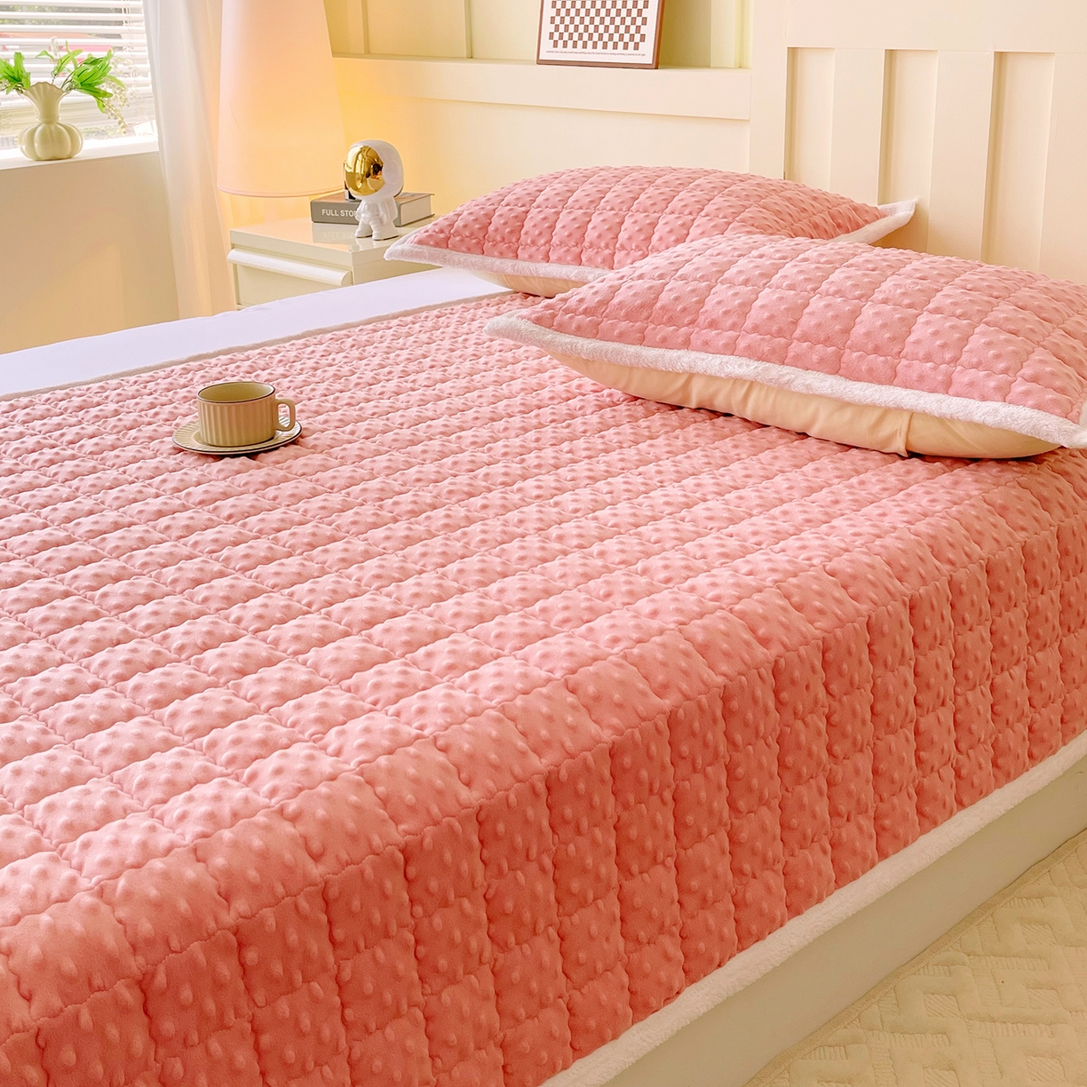 91家纺网 家纺一手货源 找家纺 金鑫汇家纺 2025秋冬纯色豆豆绒床褥垫系列-成人床 成人床豆豆绒床褥垫粉色