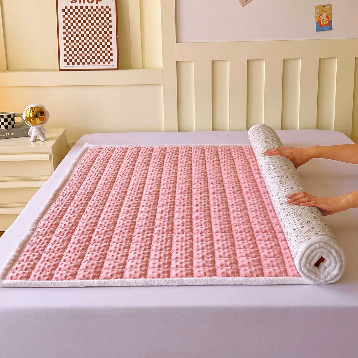 91家纺网 家纺一手货源 找家纺 金鑫汇家纺 2025秋冬纯色豆豆绒床褥垫系列-成人床 成人床豆豆绒床褥垫粉色