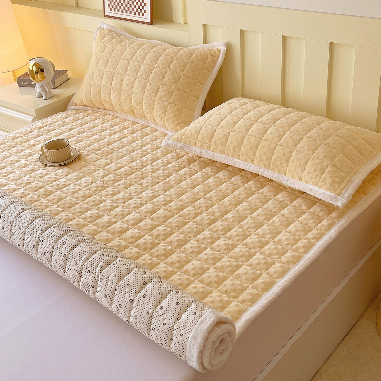 91家纺网 家纺一手货源 找家纺 金鑫汇家纺 2025秋冬纯色豆豆绒床褥垫系列-成人床 成人床豆豆绒床褥垫黄色