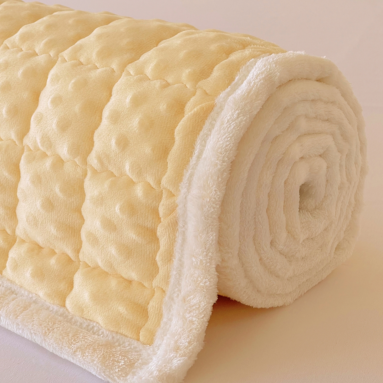 91家纺网 家纺一手货源 找家纺 金鑫汇家纺 2025秋冬纯色豆豆绒床褥垫系列-成人床 成人床豆豆绒床褥垫黄色