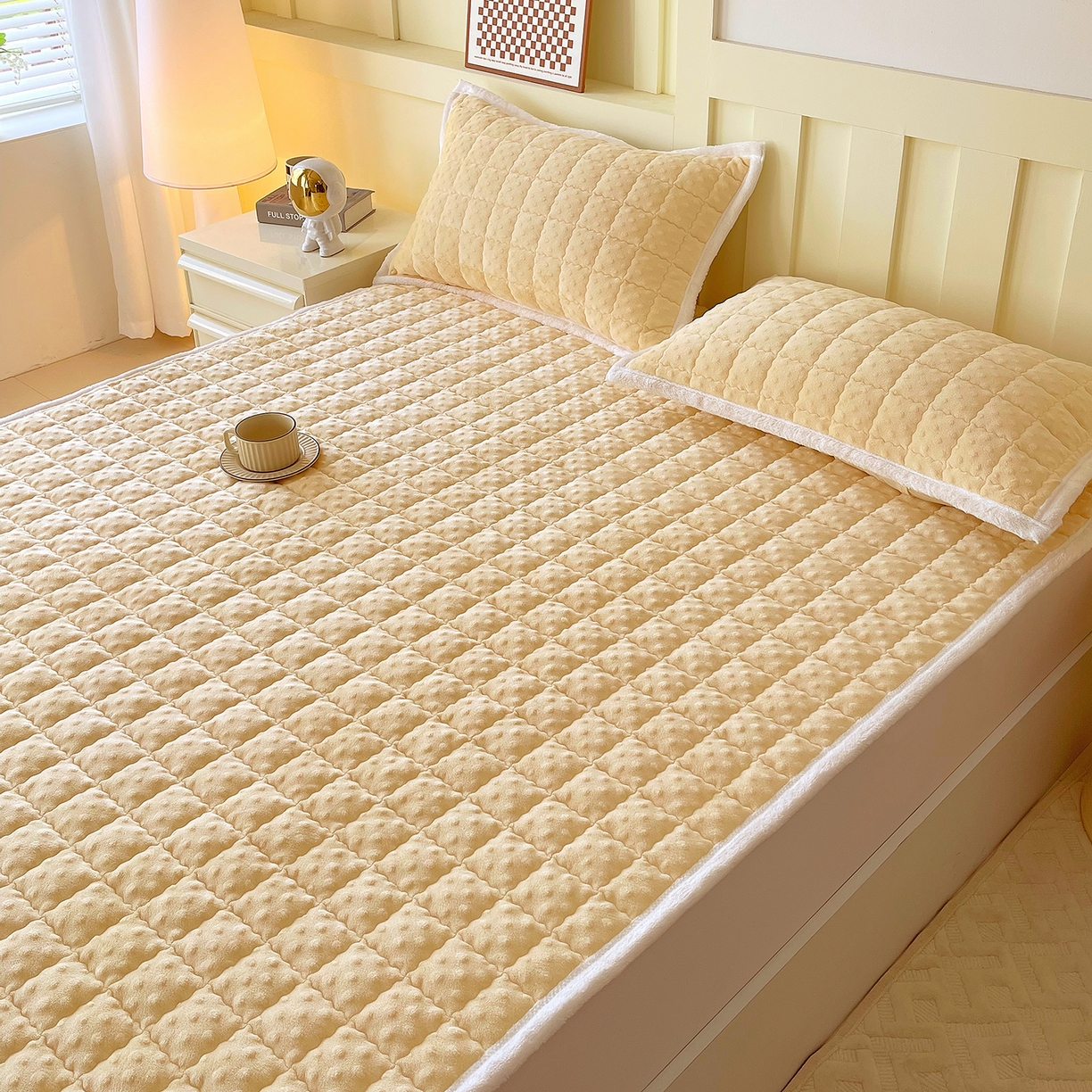 91家纺网 家纺一手货源 找家纺 金鑫汇家纺 2025秋冬纯色豆豆绒床褥垫系列-成人床 成人床豆豆绒床褥垫黄色